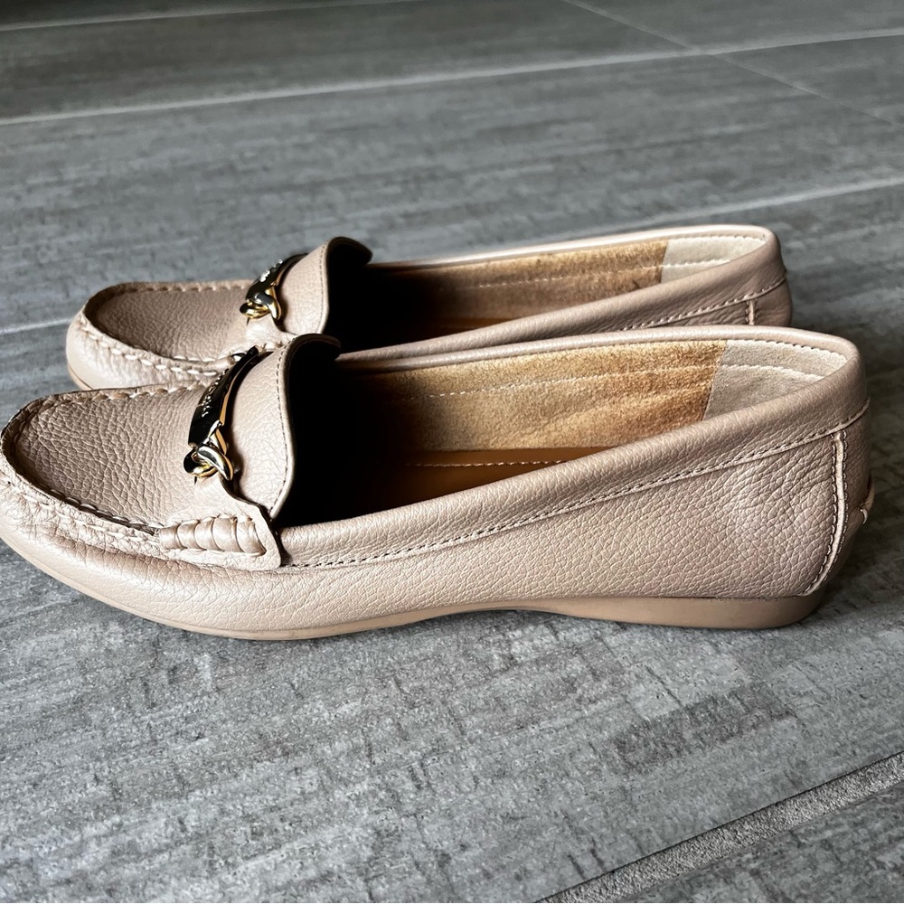 NWOT Coach Olive Women's Beige Leather Moccasin Loafers/ Gold Logo Bar-Size 6.5 - Picture 6 of 7